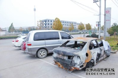 車主不僅將姥姥丟到4S店，也將自燃報廢的車扔到4S店。