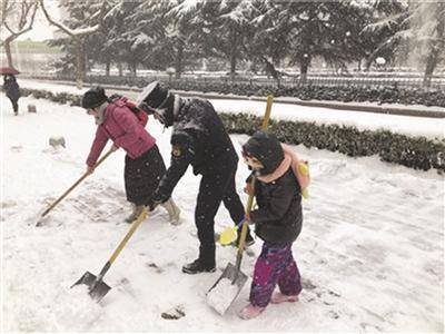 韓軍一家三口在掃雪。 魏劍 攝